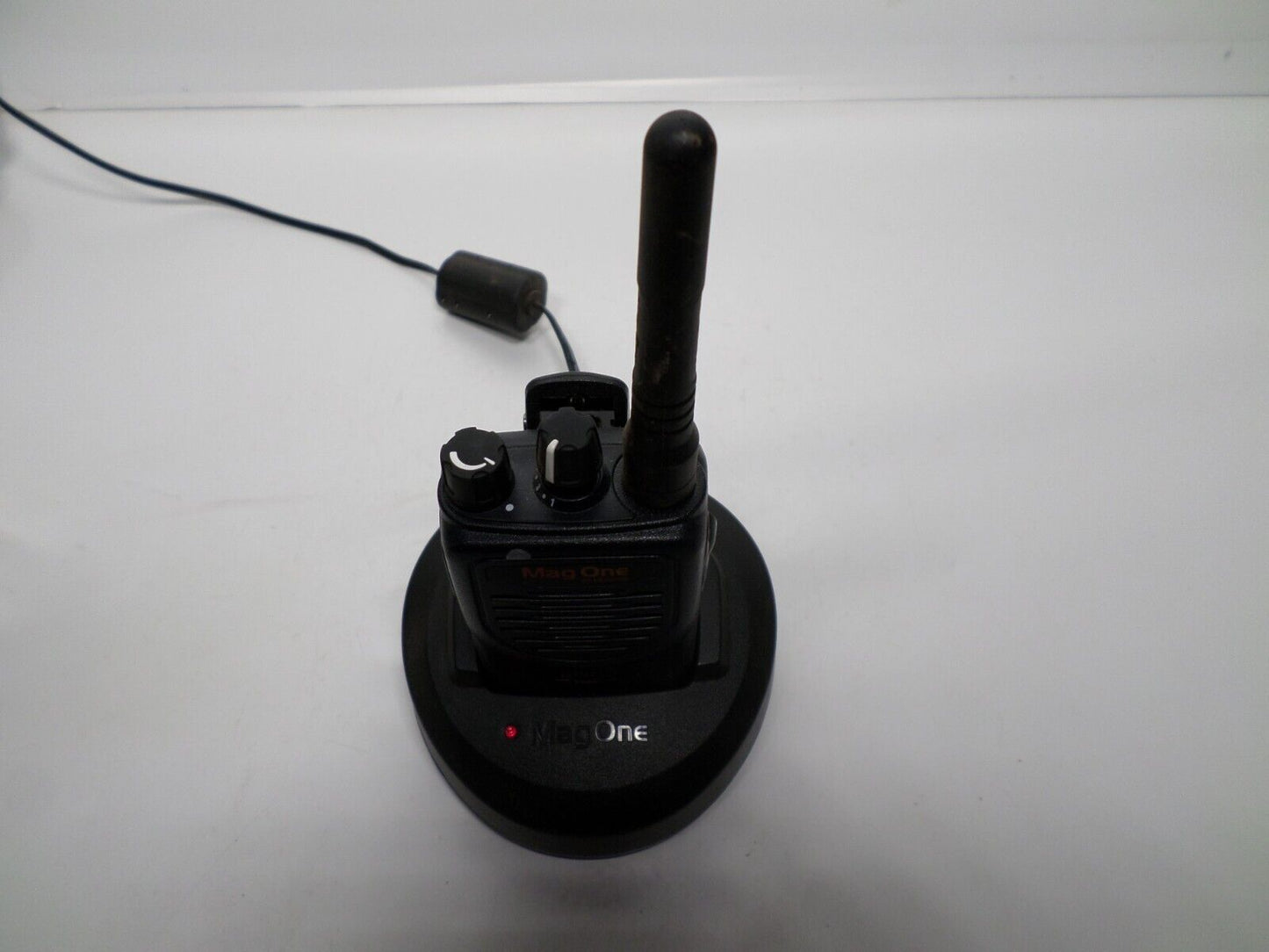 Motorola BPR40 MagOne 8CH, & DOCKING STATION & POWER CORD AAH84RCS8AA1AN