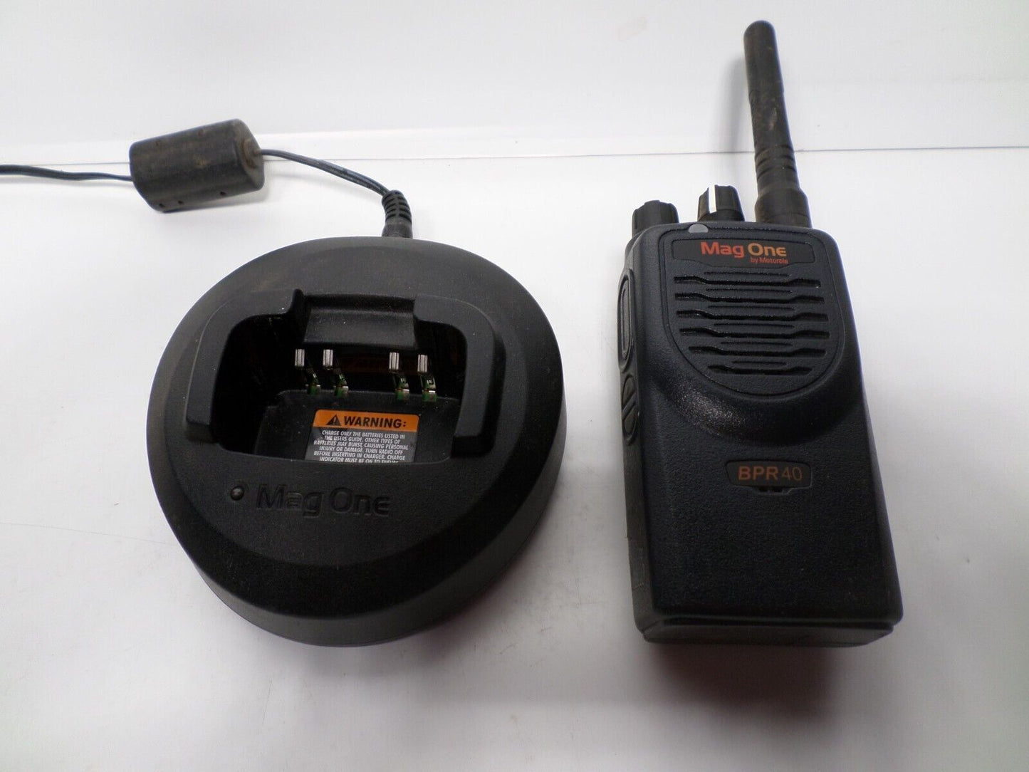 Motorola BPR40 MagOne 8CH, & DOCKING STATION & POWER CORD AAH84RCS8AA1AN