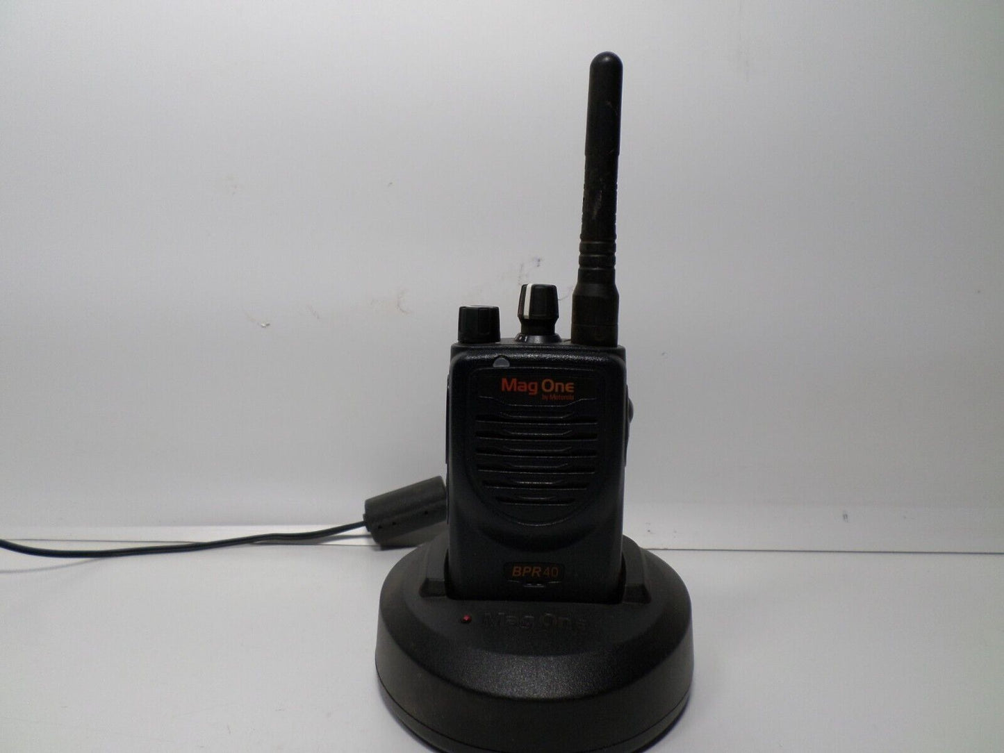 Motorola BPR40 MagOne 8CH, & DOCKING STATION & POWER CORD AAH84RCS8AA1AN