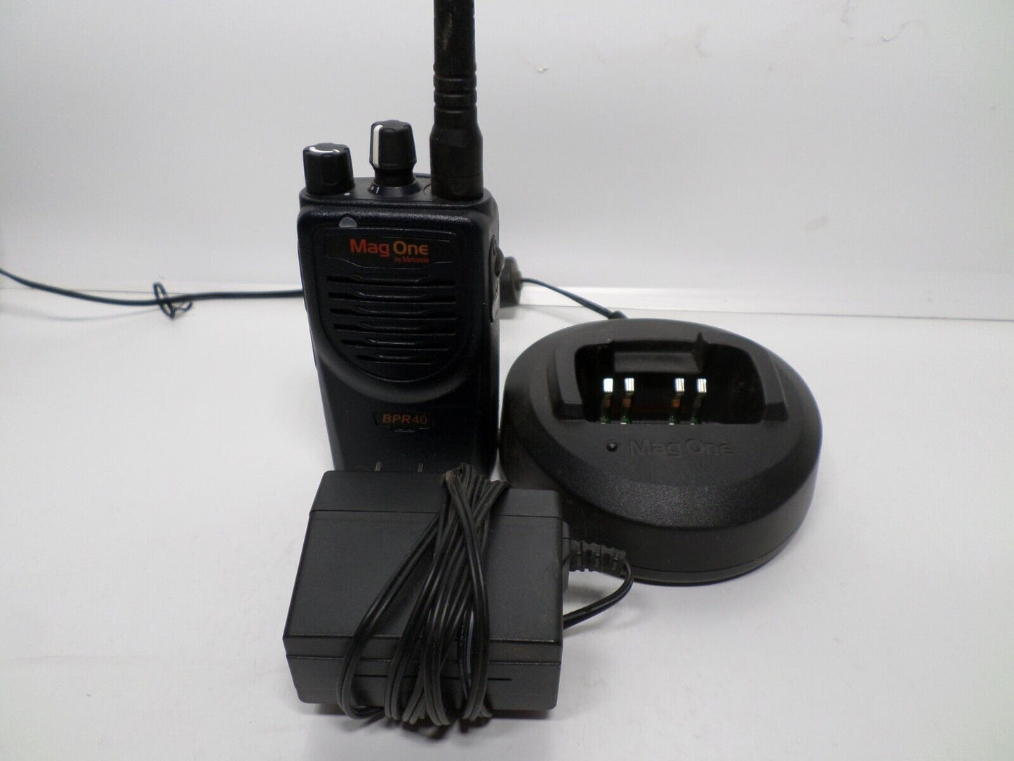 Motorola BPR40 MagOne 8CH, & DOCKING STATION & POWER CORD AAH84RCS8AA1AN