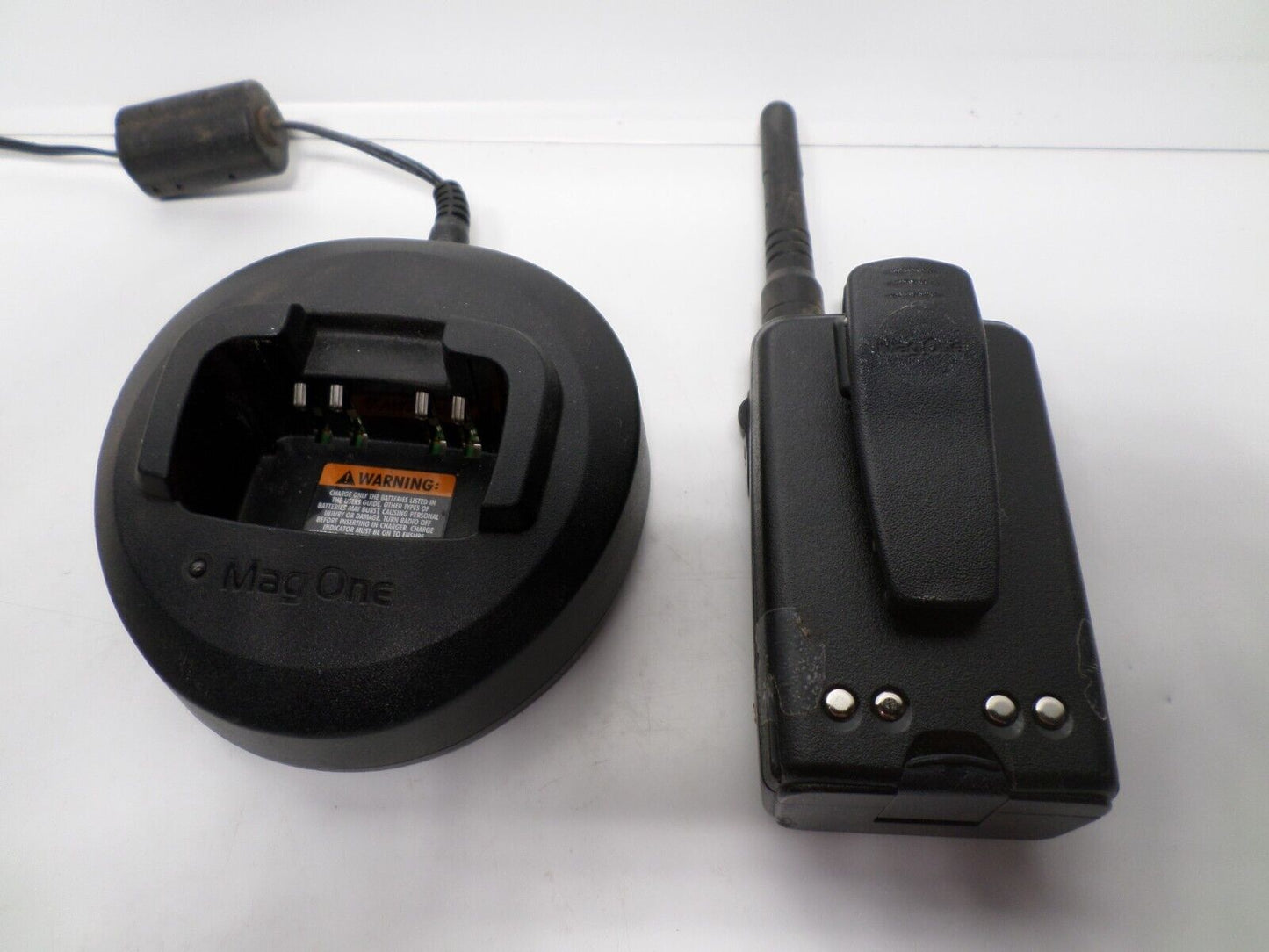 Motorola BPR40 MagOne 8CH, & DOCKING STATION & POWER CORD AAH84RCS8AA1AN