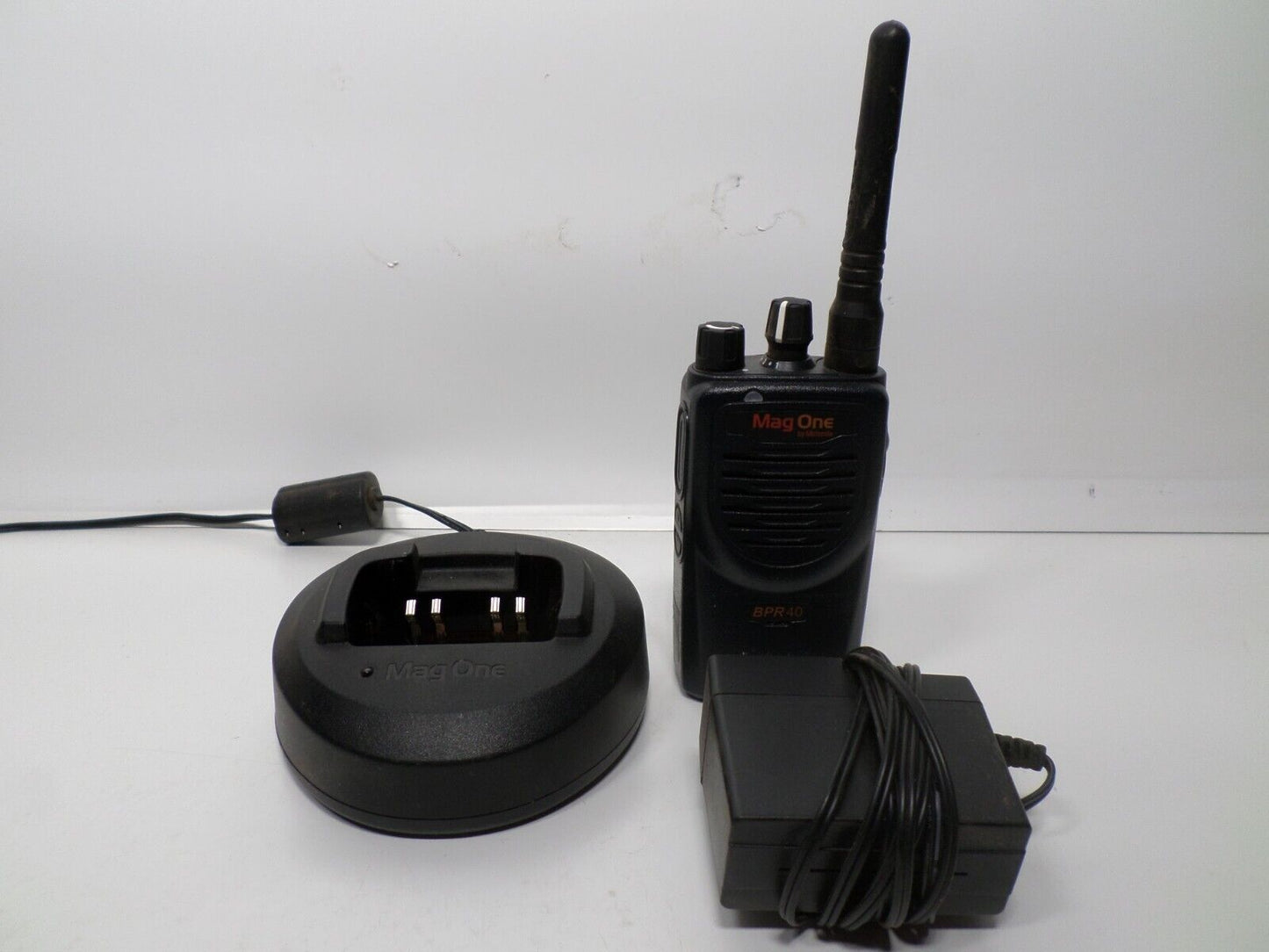 Motorola BPR40 MagOne 8CH, & DOCKING STATION & POWER CORD AAH84RCS8AA1AN
