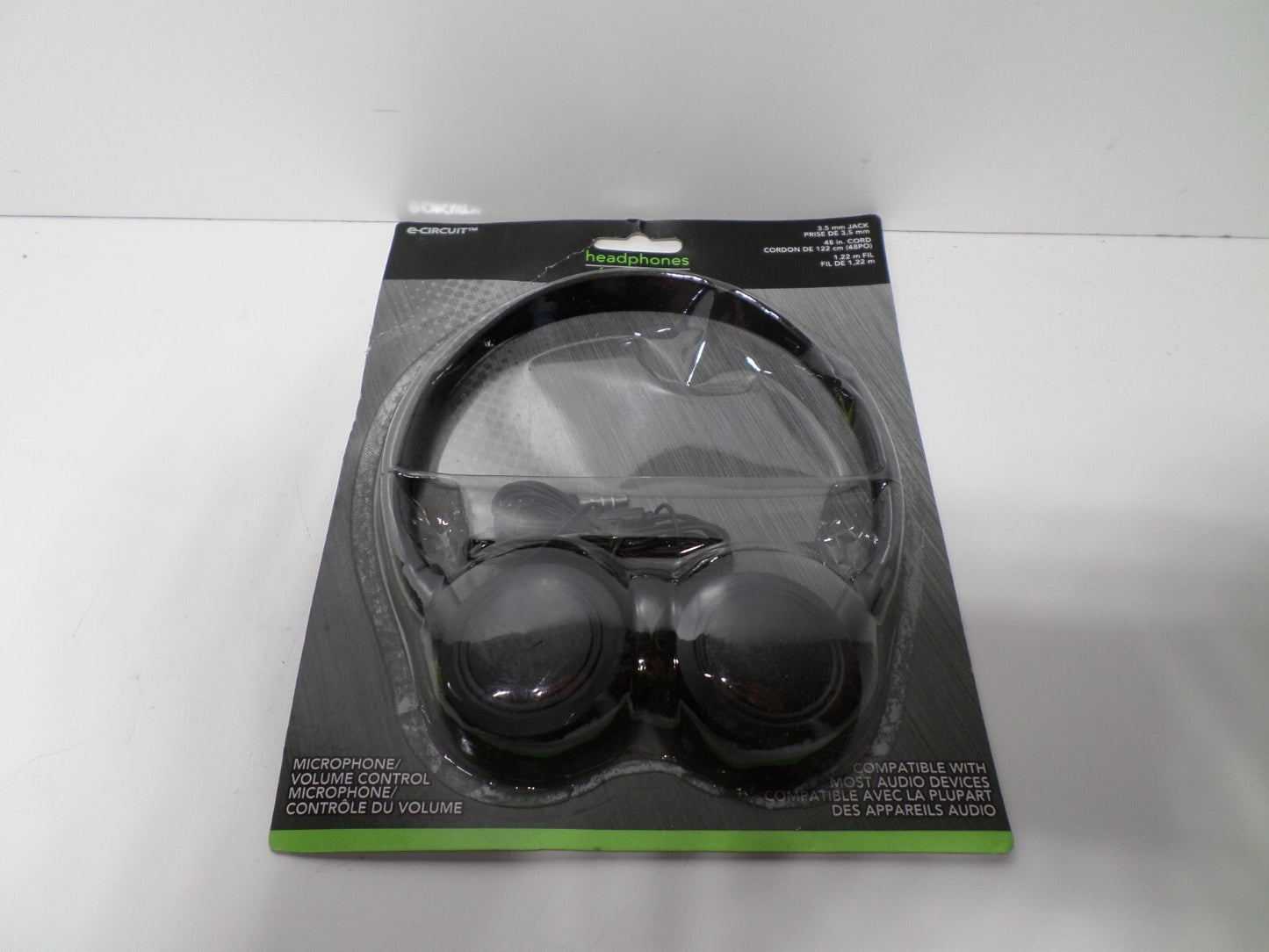 E-CIRCUIT Ultra Lightweight Dynamic Stereo Headphones. 3.5mm Stereo Plug