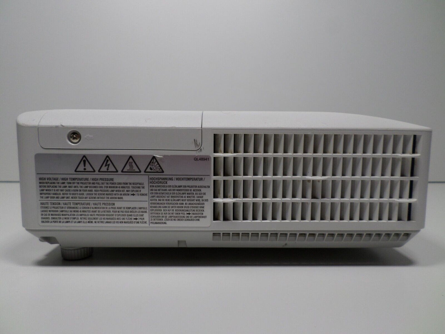 Hitachi CP-X2530WN 3LCD 2700 Lumens Projector between 200-550 Lamp Hours TESTED